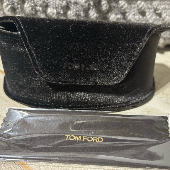 ❤️Tom Ford Luxurious Black Velvet Eyewear Case W/ Cloth - Picture 2 of 3